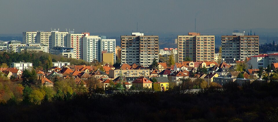 Pohled na Vokovice a sídliště Červený vrch z Divoké Šárky.